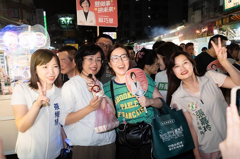 新北市長候選人、立法委員蘇巧慧今（18）晚前往永和樂華夜市掃街，一抵達夜市入口，就有數十位支持者熱情相迎。&nbsp;&nbsp;&nbsp;圖：蘇巧慧競選辦公室提供