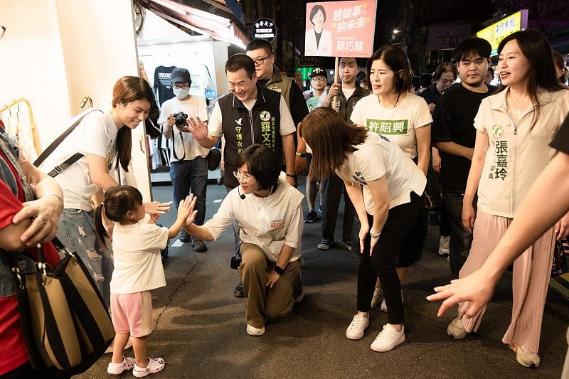  今晚不但有多位「小水獺」粉絲專程到夜市和蘇巧慧見面，還有民眾特地帶上皮克敏手帕、玩偶為蘇巧慧應援，蘇巧慧也親切回贈「水獺媽媽」周邊小物，讓民眾直呼「好可愛！」現場氣氛熱烈溫馨。 圖：蘇巧慧競選辦公室提供 