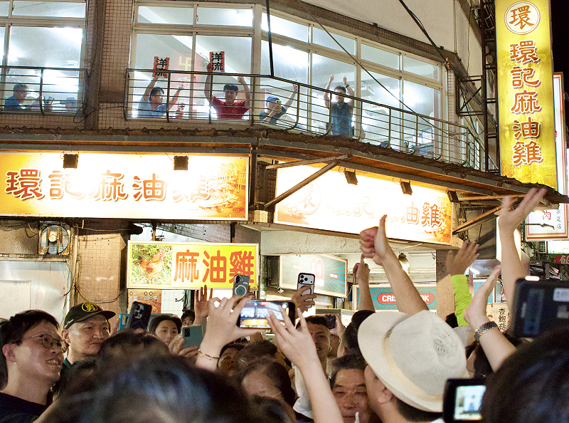 寧夏夜市掀起「洋流」。 圖:沈伯洋辦公室提供 寧夏夜市掀起「洋流」。 圖:沈伯洋辦公室提供