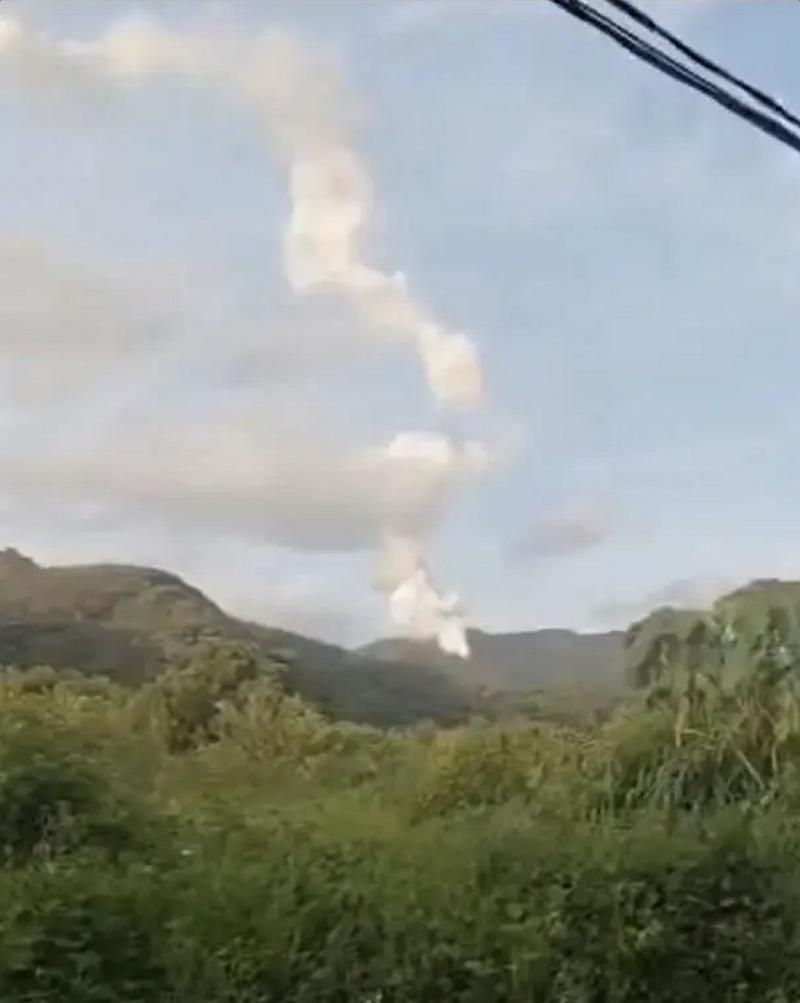 火箭墜落山區後冒出濃煙，現場畫面可見山頭煙霧升起。&nbsp;&nbsp;&nbsp;圖：翻攝自網路