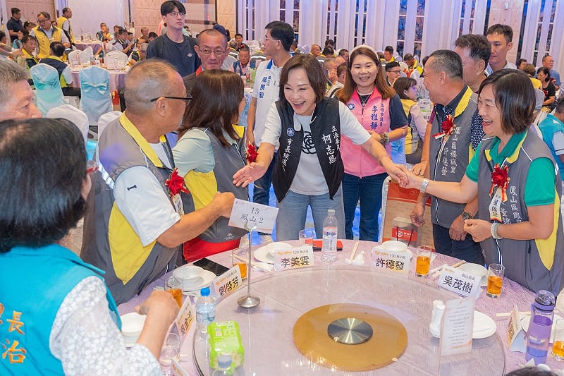 柯志恩(中)出席高雄市特優及資深里長表揚大會。&nbsp;&nbsp;&nbsp;圖：柯志恩競辦／提供