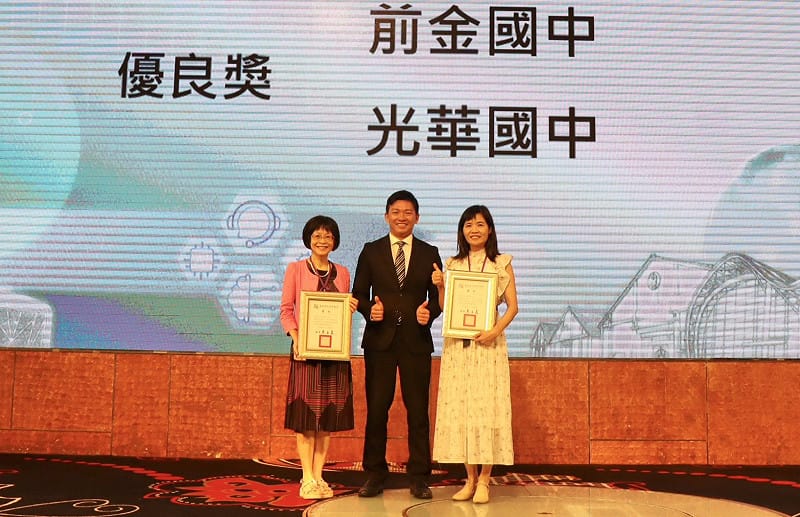 吳立森(中)頒獎表揚前金國中及光華國中榮獲114學年度校園菸檳危害防制教育介入輔導計畫之「影爆倡議」短片競賽優良獎。&nbsp;&nbsp;&nbsp;圖：高雄市教育局／提供