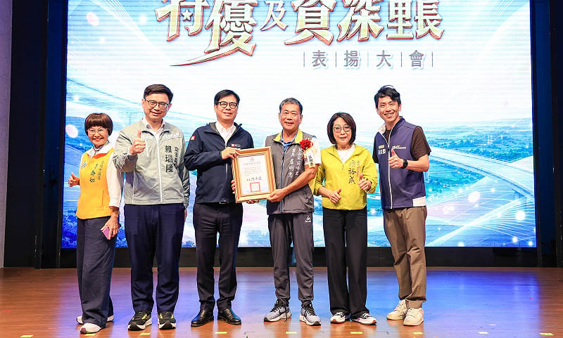 陳其邁(左三)頒獎表揚服務年資43年的盧明惠(右三)。&nbsp;&nbsp;&nbsp;圖：高雄市民政局／提供