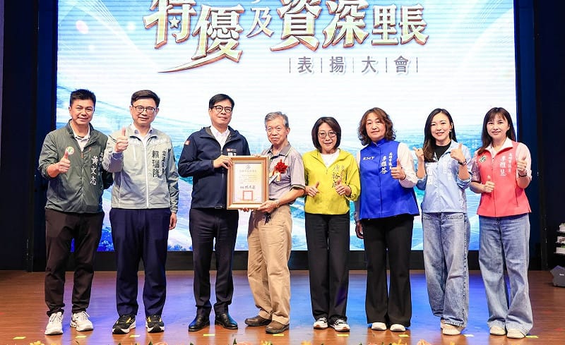 陳其邁(左三)頒獎表揚85歲的資深里長張夢麟(中)。&nbsp;&nbsp;&nbsp;圖：高雄市民政局／提供