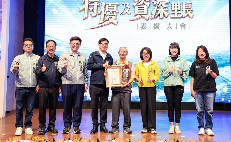 陳其邁(左四)頒獎表揚85歲的資深里長郭和城(右四)。&nbsp;&nbsp;&nbsp;圖：高雄市民政局／提供