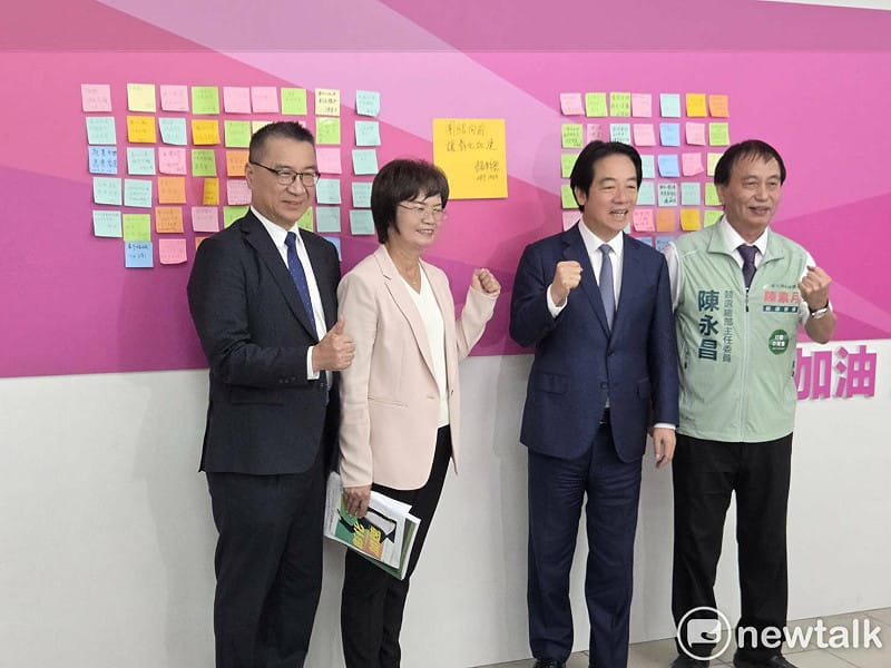 民進黨彰化行動中常會。賴清德在心願牆上貼上便利貼。 圖：高逸帆／攝 