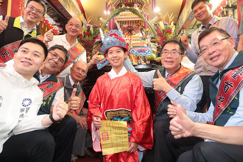 台南市長黃偉哲接連前往東區關帝殿、中西區開隆宮、新光三越小北門店及孔廟等地，參與各界舉辦的「做十六歲」成年禮，祝福青年學子在七娘媽庇佑下平安成長，也期勉學子從成年禮開始學習感恩父母、承擔責任，勇敢迎接人生新階段。&nbsp;&nbsp;&nbsp;圖：台南市政府提供