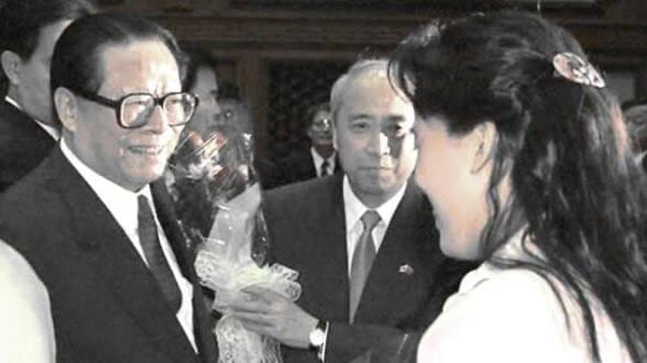江澤民（左）與宋祖英過去曾多次在公開場合同框，兩人互動畫面長期受到外界關注。&nbsp;&nbsp;&nbsp;圖：翻攝自 X @cskun1989