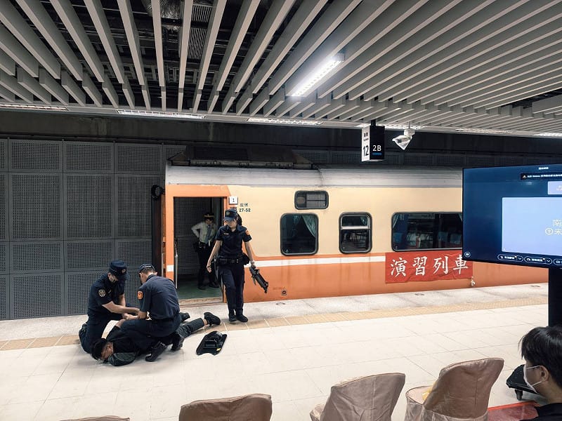 演習並模擬歹徒遭制伏後，於列車內發現疑似爆裂物，由現場警方立即擴大管制區域，並通報專業防爆人員進場。&nbsp;&nbsp;&nbsp; 圖：台鐵公司／提供