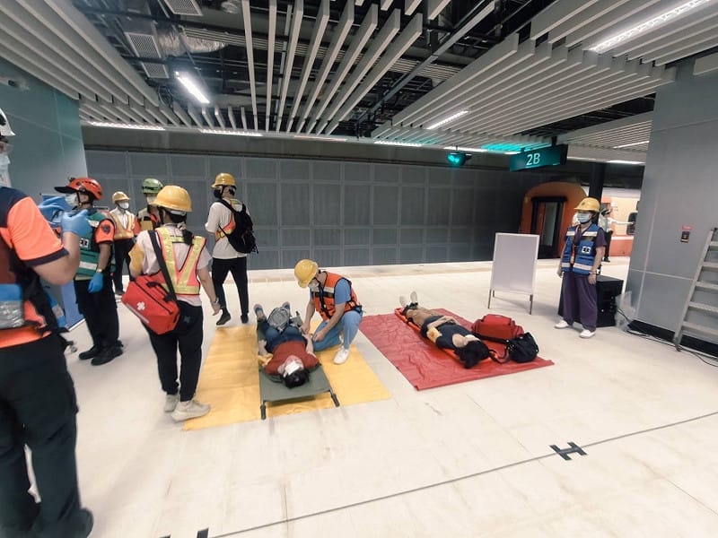 在大量傷病患救護方面，臺南市政府消防局於現場成立初期緊急救護站，負責現場指揮、通訊、調度及傷患後送。&nbsp;&nbsp;&nbsp; 圖：台鐵公司／提供