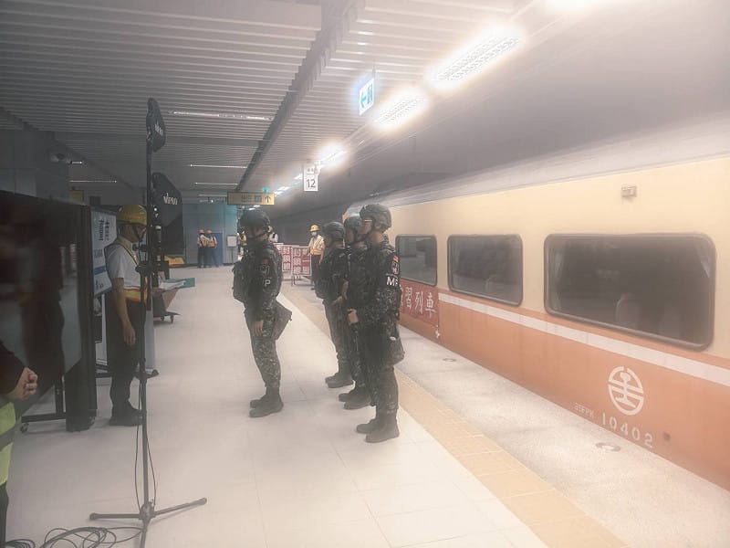 演習並模擬歹徒遭制伏後，於列車內發現疑似爆裂物，由現場警方立即擴大管制區域，並通報專業防爆人員進場。&nbsp;&nbsp;&nbsp; 圖：台鐵公司／提供