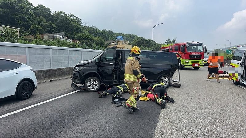一輛搭載3名乘客前往機場的租賃廂型車19日行經國道1號北上苗栗三義路段追撞前車，江姓駕駛下車與對方談話時又遭後車追撞、困在車底，經搶救送醫不治，其車內62歲菲律賓籍女乘客也傷重不治。（民眾提供）中央社記者管瑞平傳真　115年8月19日&nbsp;&nbsp;&nbsp;