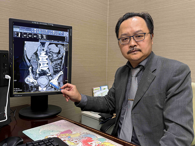 部主任黃志平透過影像學檢查，為病友詳細解說腫瘤狀況。&nbsp;&nbsp;&nbsp;圖：黃志平/提供