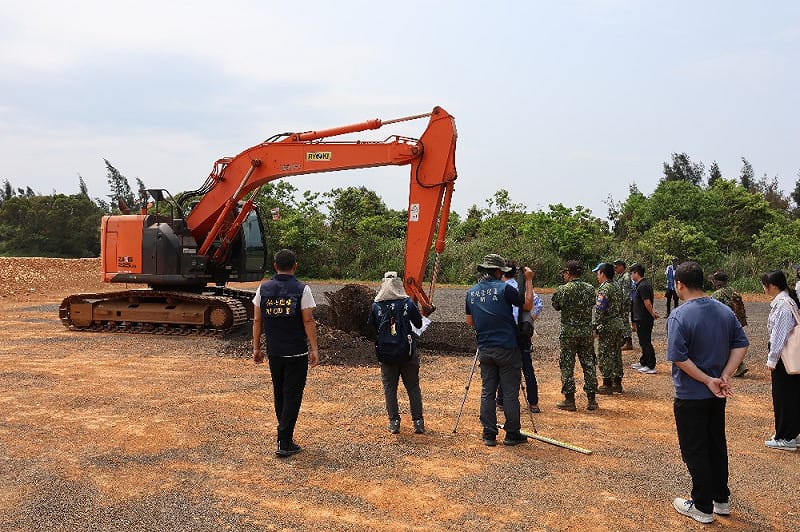 軍方營區道路工程路面下發現填埋廢磚、廢磁磚，並夾雜廢塑膠、廢電線及廢鐵等廢棄物，估計非法回填數量高達 11 萬餘立方公尺。&nbsp;&nbsp;&nbsp;圖：環境部 提供