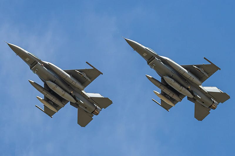 台灣向美國採購的 66 架全新 F-16V Block 70 戰機，首批 2 架、編號 6727 及 6728，已於美東時間 17 日自美國起飛，預計近期飛抵台灣。&nbsp;&nbsp;&nbsp;圖:翻攝自X帳號@defensearab