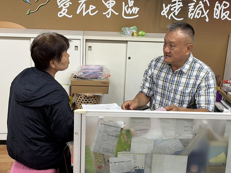 台南市議員曾之婕服務處主任謝鴻斌，2025年共經手調解案件超過600件，協同調解成功149件，經東區區公所提報獲核定為行政院長獎。&nbsp;&nbsp;&nbsp;圖：黃博郎／攝
