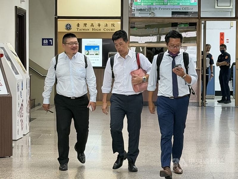 男子黃國維吸食「喪屍煙彈」後駕車撞死三重警員黃瑋震，台灣高等法院更一審20日開庭，危險駕駛成攻防焦點；圖為黃國維的3名辯護人庭訊後離開法院。中央社記者劉世怡攝　115年8月20日&nbsp;&nbsp;&nbsp;