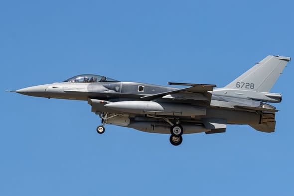 台灣向美國採購 66 架全新 F-16V 戰機，首批 2 架新機已於 8 月 17 日正式自美國啟程。&nbsp;&nbsp;&nbsp;圖：翻攝自@defensearab