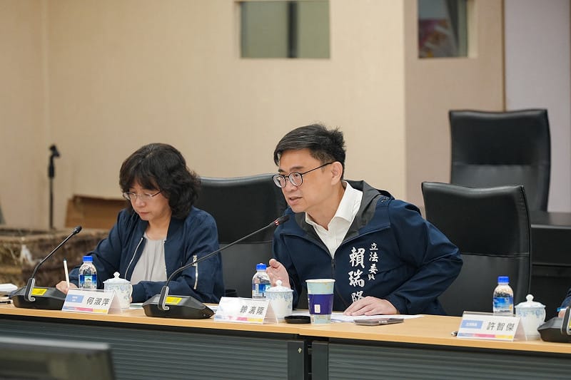 賴瑞隆(右)強調提出短中長期三階段升級計畫，一步步擴大高雄連結世界的能力，打造大南方真正的國際門戶。&nbsp;&nbsp;&nbsp;圖：賴瑞隆辦公室／提供