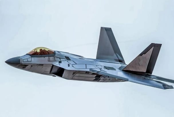 美國也曾在 F-22 、 F-35C 戰機上測試過類似的技術。圖為美軍 F-22 戰機。&nbsp;&nbsp;&nbsp;圖：翻攝自 騰訊網 零度 Military