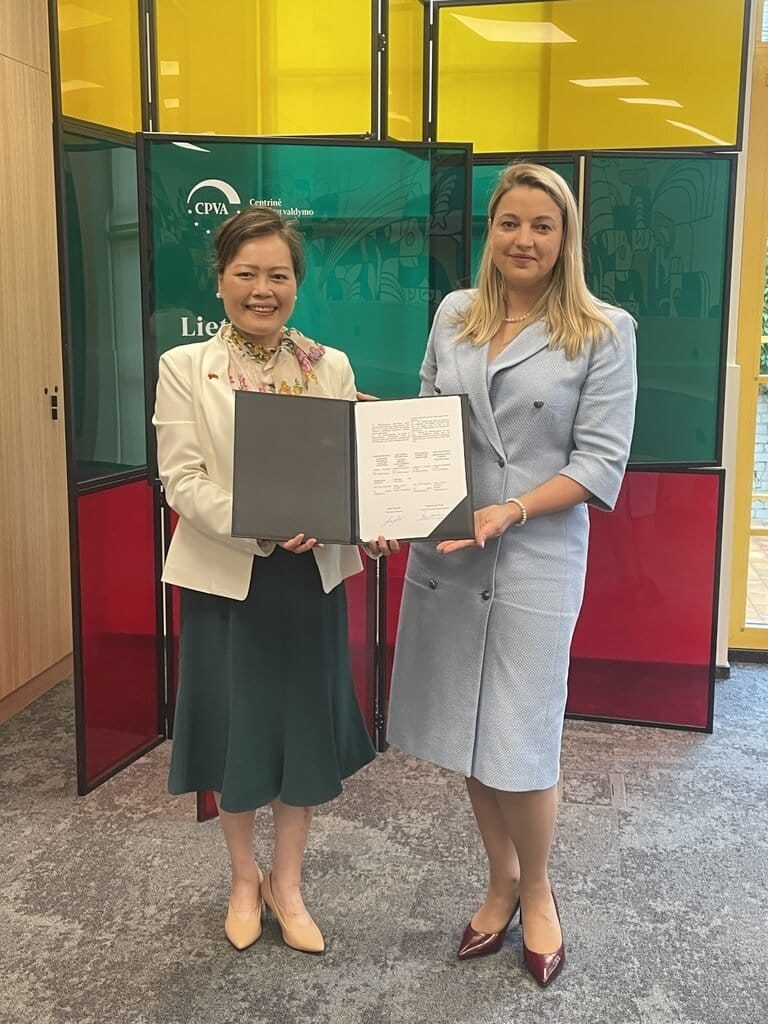 台灣與立陶宛第3度簽署援助烏克蘭相關備忘錄，立陶宛中央計畫管理局局長舒利埃涅（右）強調，台灣的投入展現長期且持續的承諾，未來雙方將持續深化合作。圖為駐立陶宛代表王雪虹（左）與舒利埃涅合影。&nbsp;&nbsp;&nbsp;圖：駐立陶宛代表處提供