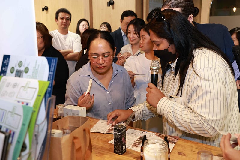 迎蜂團隊人員(右)向BiCoRSE代表介紹台灣原生種無螫蜂生態復育技術，雙方就無螫蜂生態應用及AI智慧蜂箱監測進行交流。&nbsp;&nbsp;&nbsp;圖：高雄市青年局／提供