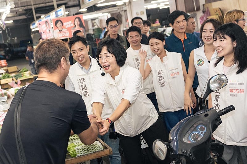 新北市長候選人、立法委員蘇巧慧今（21）日清晨4點半帶領新北隊議員候選人們，一起到「板橋果菜市場」逐一向攤商請安問好。&nbsp;&nbsp;&nbsp;圖：蘇巧慧競選辦公室提供