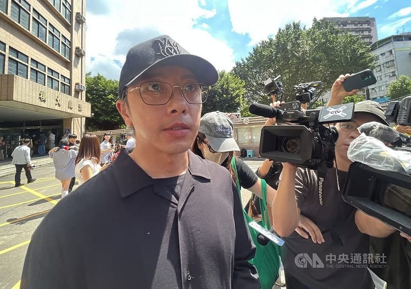 藝人閃兵案開庭審理，藝人坤達（前左）21日上午遭新北地方法院傳喚出庭，結束後面對媒體堵訪低調離開。中央社記者趙世勳攝　115年8月21日&nbsp;&nbsp;&nbsp;