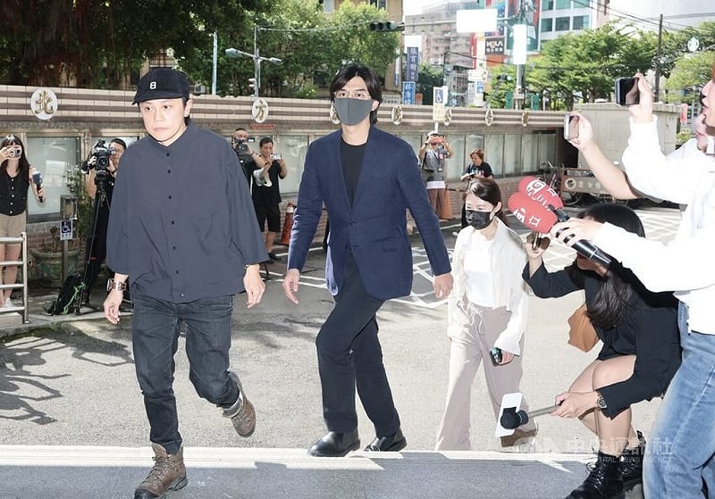 新北地方法院21日審理藝人閃兵案，藝人陳柏霖（前左2）到庭應訊。中央社記者趙世勳攝　115年8月21日&nbsp;&nbsp;&nbsp;