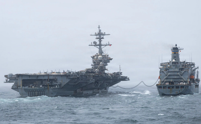 美軍調動油料補給艦「亨利·凱澤號（T-AO-187）」為林肯號航艦進行油料補給。&nbsp;&nbsp;&nbsp;圖：翻攝陸網/鳳凰網
