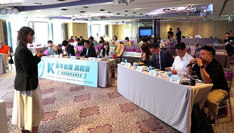新創團隊向創投機構進行簡報展示，創投代表專注聆聽並提供建議，展現投資方對青年創業的支持與重視。&nbsp;&nbsp;&nbsp;圖：高雄市青年局／提供