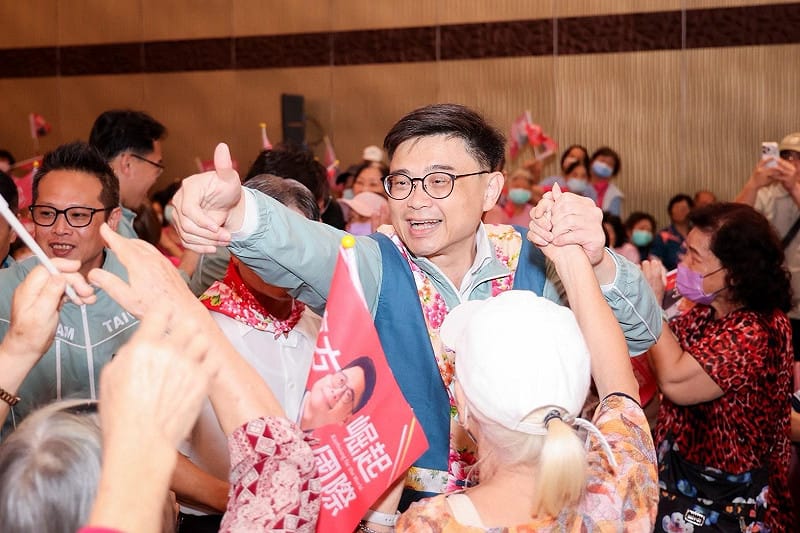 賴瑞隆(中)進場時受到客家鄉親歡迎。&nbsp;&nbsp;&nbsp;圖：賴瑞隆競辦／提供