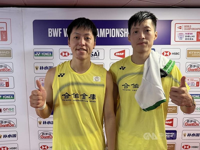 台灣選手李哲輝（圖左）、楊博軒（圖右）的組合，今天以21比19、21比16獲勝打進世錦賽4強，至少拿下銅牌，追平陳宏麟、王齊麟寫下的台灣男雙紀錄。中央社記者李晉緯新德里攝115年8月21日&nbsp;&nbsp;&nbsp;