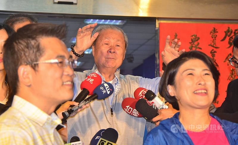 從台東鄉下走進立法院，在政壇留下名言「戲棚下等久就是咱的」的前立法院副院長饒穎奇（中）21日晚間過世，享壽93歲。圖為2018年11月女兒饒慶鈴 （前右）當選台東縣長時，饒穎奇開心喊「我心願已了」。中央社記者盧太城台東攝 115年8月22日&nbsp;&nbsp;&nbsp;