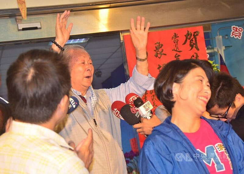 從台東鄉下走進立法院，在政壇留下名言「戲棚下等久就是咱的」的前立法院副院長饒穎奇（中）21日晚過世，享壽93歲。圖片攝於2018年11月女兒饒慶鈴 （前右）當選台東縣長時。中央社記者盧太城台東攝 115年8月22日&nbsp;&nbsp;&nbsp;