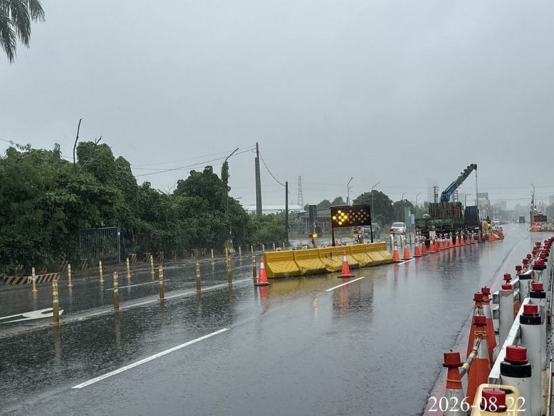 高雄市22日受西南風及低壓帶影響，上午部分地區出現短延時強降雨。市府捷運局表示，鳥松區神農路一度因強降雨造成排水箱涵水壓升高，人孔蓋上浮突出路面，不過積水目前已退。（高雄市捷運局提供）中央社記者林巧璉傳真　115年8月22日&nbsp;&nbsp;&nbsp;