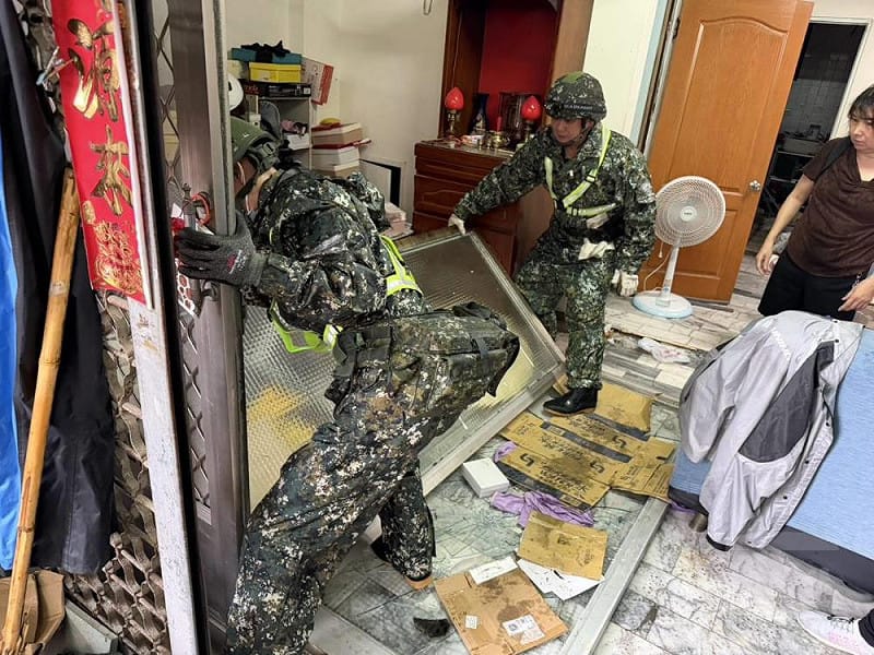 國軍第四作戰區今日迅速調派 30 員兵力投入災後復原任務。&nbsp;&nbsp;&nbsp;圖：第四作戰區提供