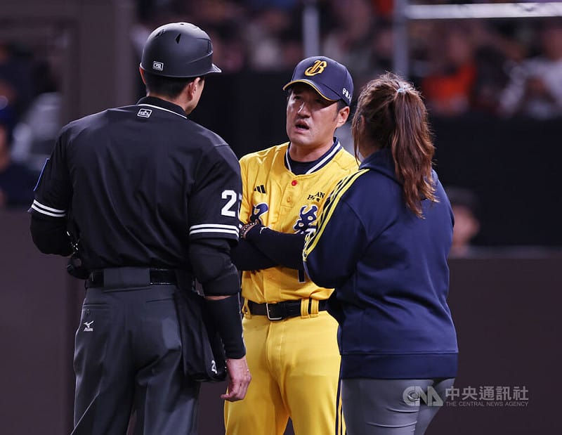 中華職棒統一7-ELEVEn獅隊22日在台北大巨蛋迎戰中信兄弟隊，4局上，兄弟總教練平野惠一（中）曾在電視輔助判決出爐後，到場上與裁判討論良久。中央社記者張新偉攝　115年8月22日&nbsp;&nbsp;&nbsp;