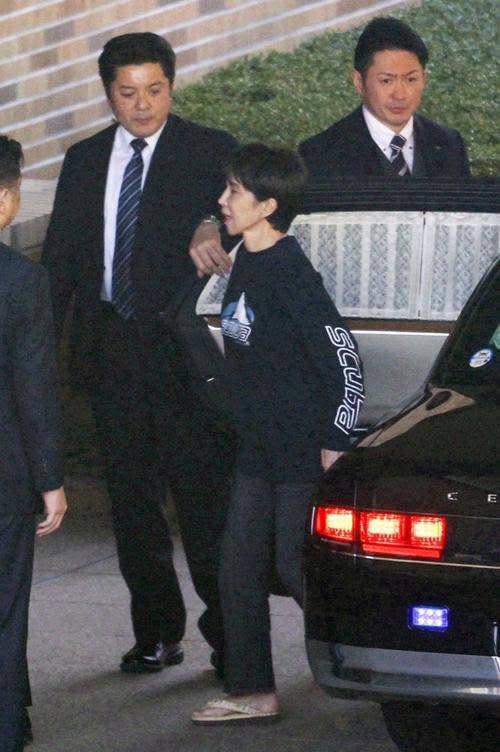 高市早苗去年12月搬入首相公邸時，被媒體拍到赤腳穿著人字拖的輕鬆模樣，一度引發日本網友熱議。&nbsp;&nbsp;&nbsp;圖：翻攝自矢板明夫臉書