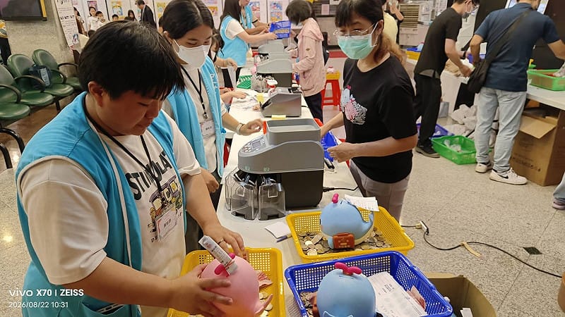 鯨魚洄游同學會活動現場，一隻隻鯨魚報到後秤重、開箱點收及開立捐款收據。&nbsp;&nbsp;&nbsp;圖：屏東基督教醫院／提供