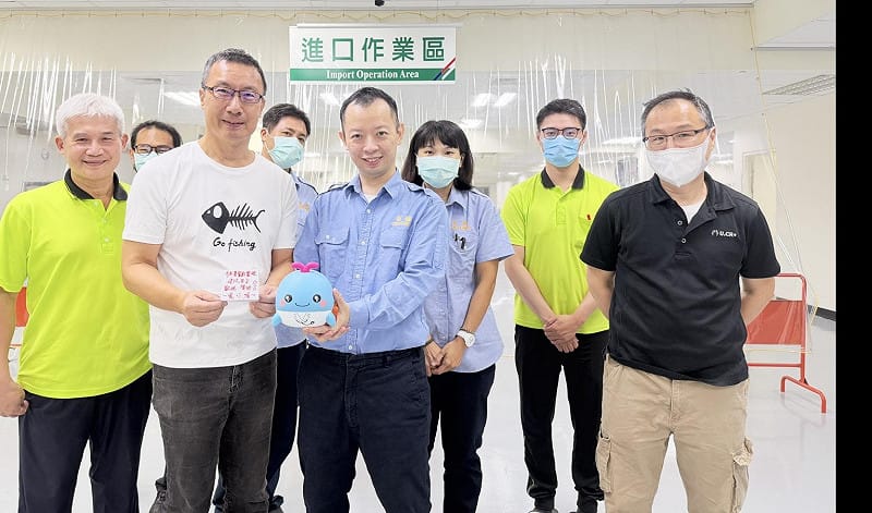 鄭勝治(左二)帶著高雄郵件中心國際郵件股與駐地海關同仁，響應陳永興號召為屏基建院基金募款。&nbsp;&nbsp;&nbsp;圖：孫家銘攝