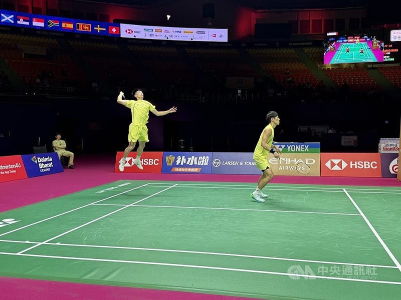 台灣羽球選手李哲輝（圖右）認為，能在世錦賽拿下獎牌已經很高興了，不過還是有點可惜，因為今天若能發揮得好一點，還是有機會的。中央社記者李晉緯新德里攝115年8月22日&nbsp;&nbsp;&nbsp;