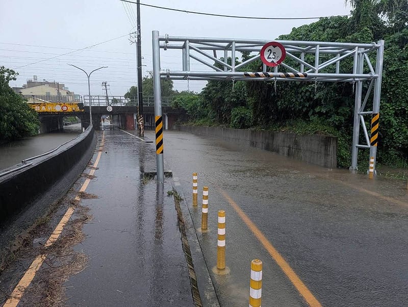 台南仁德、永康等低窪地區多處道路積淹水，部分地下道及涵洞緊急封閉管制。&nbsp;&nbsp;&nbsp;圖/市議員郭鴻儀臉書粉專