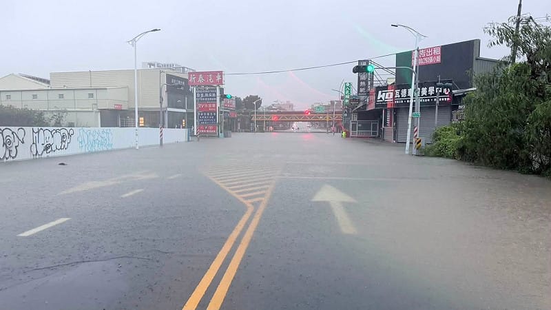 台南仁德、永康等低窪地區多處道路積淹水，部分地下道及涵洞緊急封閉管制。&nbsp;&nbsp;&nbsp;圖/市議員郭鴻儀臉書粉專