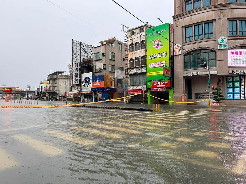 台南仁德、永康等低窪地區多處道路積淹水，部分地下道及涵洞緊急封閉管制。&nbsp;&nbsp;&nbsp;圖/市議員郭鴻儀臉書粉專