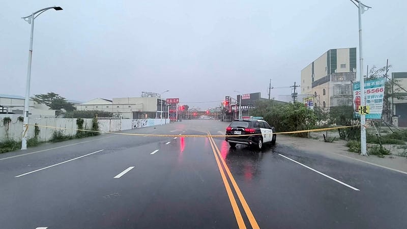台南仁德、永康等低窪地區多處道路積淹水，部分地下道及涵洞緊急封閉管制。&nbsp;&nbsp;&nbsp;圖/市議員郭鴻儀臉書粉專