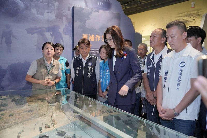  適逢八二三砲戰68周年，鄭麗文前往金門向英勇殉國的國軍將士們獻花致祭。 圖：國民黨提供 
