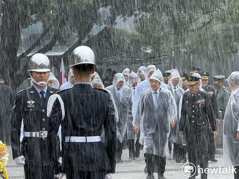  適逢八二三炮戰68周年大雨滂沱，賴清德前往金門太武山公墓主持追悼典禮以及獻花儀式。 圖：高逸帆／攝 