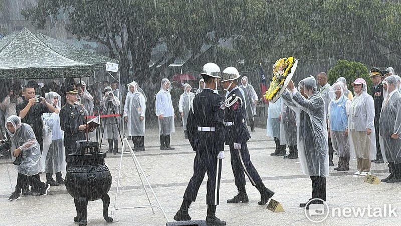  適逢八二三炮戰68周年大雨滂沱，賴清德前往金門太武山公墓主持追悼典禮以及獻花儀式。 圖：高逸帆／攝 