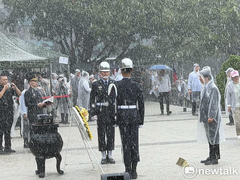 適逢八二三炮戰68周年大雨滂沱，賴清德前往金門太武山公墓主持追悼典禮以及獻花儀式。&nbsp;&nbsp;&nbsp;圖：高逸帆／攝